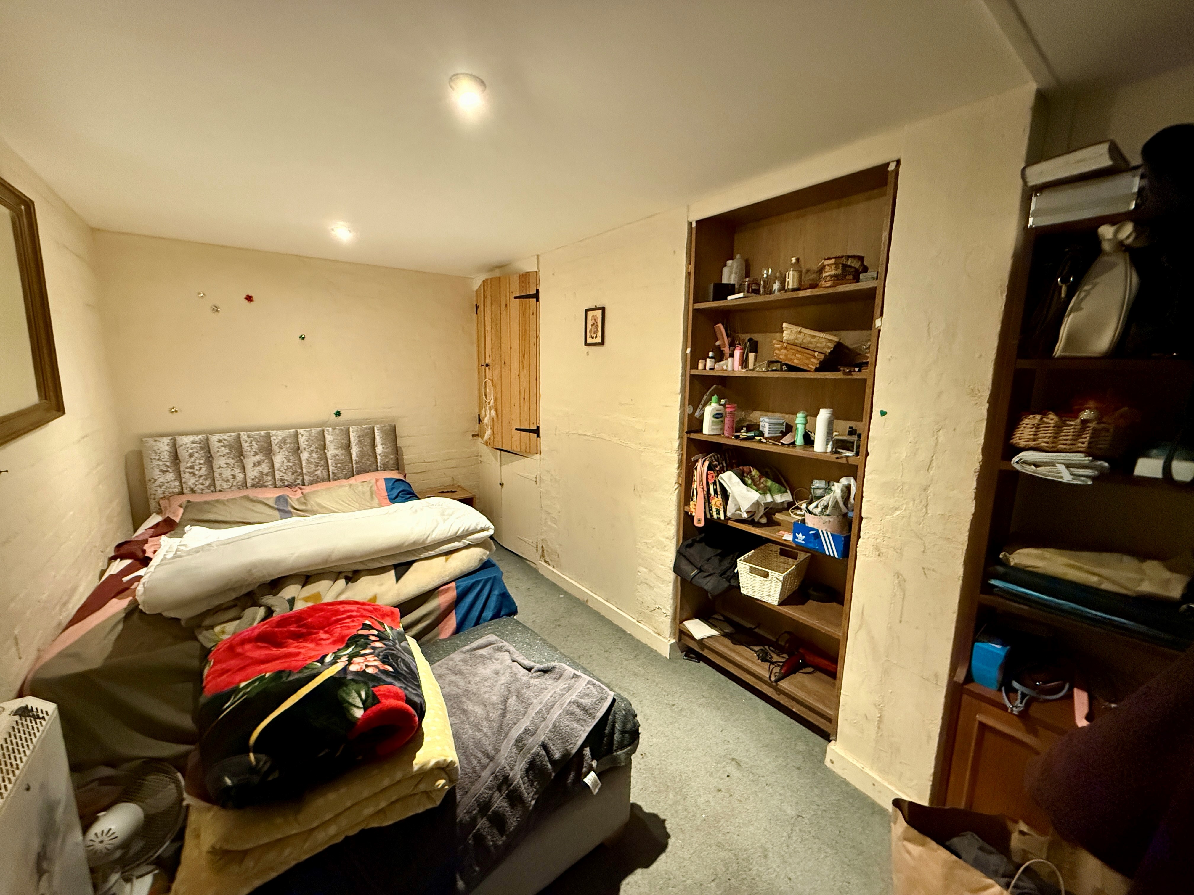 Lot: 43 - MIXED COMMERCIAL AND RESIDENTIAL INVESTMENT - Flat 3 Bedroom